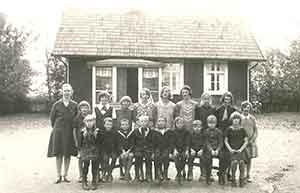Skolklass framför skolhuset