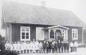 Skolklass framför skolhuset